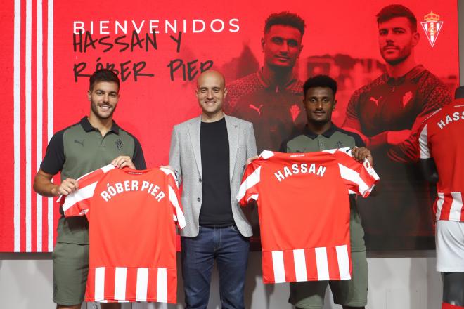 David Guerra presenta a Haissem Hassan y Róber Pier, fichajes rojiblancos (Foto: Real Sporting).
