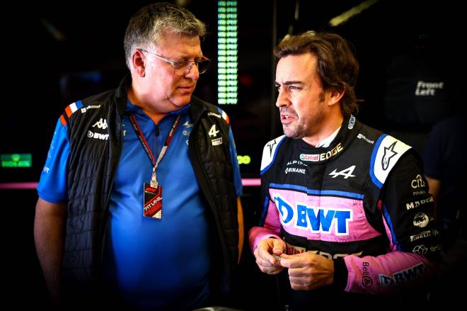 Fernando Alonso con Otmar Szafnauer en el GP de Austin 2022 (Cordon Press)