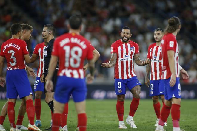 Memphis Depay se queja durante el Atlético-Real Sociedad (Foto: Cordon Press).