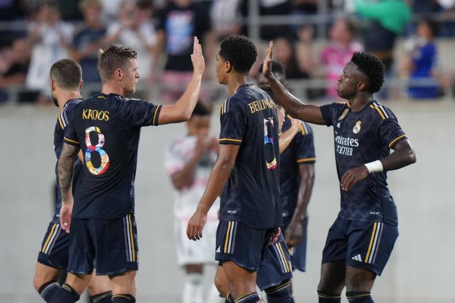 Vinicius Jr. saluda a Toni Kroos en el Juventus-Real Madrid (Foto: Cordon Press).