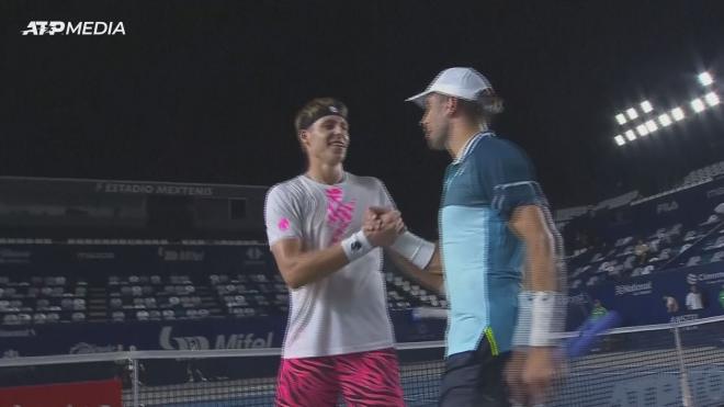 Coric y Ilya Ivashka se saludan a final del partido