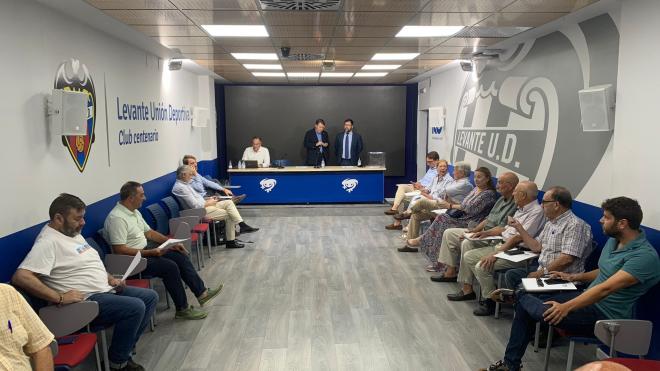El Patronato del Levante se reúne para escoger a los futuros gestores, con Carlos Ayats, del FROG, presente en la parte derecha de la imagen. (Foto: Eric Martín)