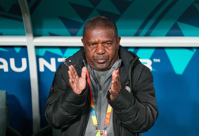 El seleccionador de Zambia, investigado por la FIFA: tocó los pechos de una jugadora en el Mundial