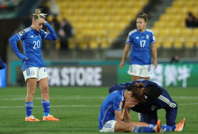 Las jugadoras italianas se lamentan tras la derrota ante Sudáfrica (FOTO: EFE).