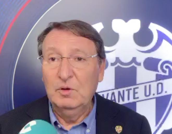 Vicente Furió, emocionado tras dimitir como presidente de la Fundación Levante UD 'Cent Anys'