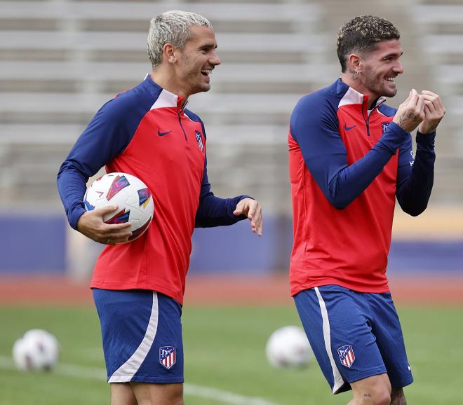 Antoine Griezmann y Rodrigo de Paul, en una sesión del Atlético (Foto: ATM).