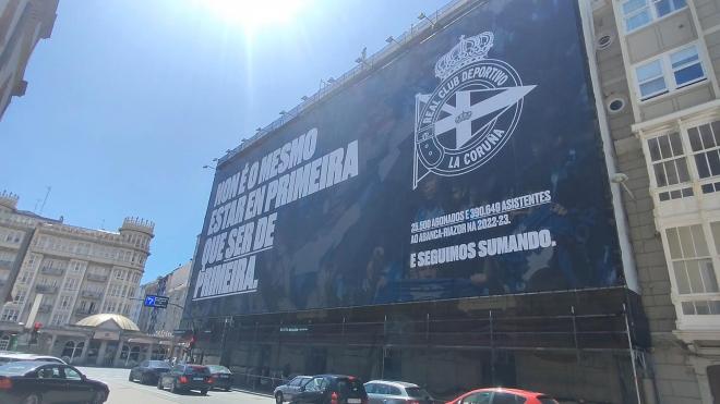 La increíble lona del Deportivo en Plaza Pontevedra: 