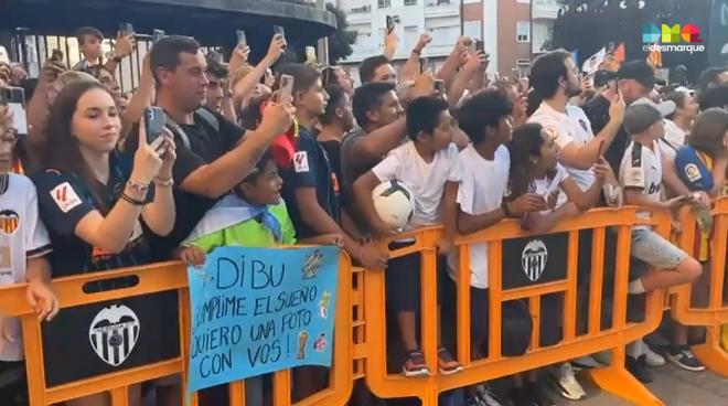 Gente del Aston Villa con pancartas al 'Dibu' Martínez en su partido ante el Valencia