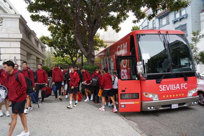 El autobús del Sevilla, en San Francisco.