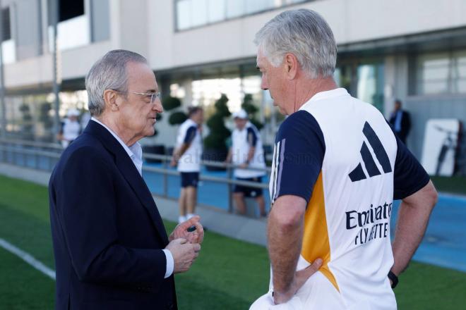 Florentino Pérez conversa con Ancelotti en Valdebebas (Foto: RM).