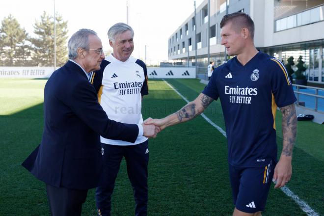 Florentino Pérez saluda a Kroos ante la mirada de Ancelotti (Foto: RM).