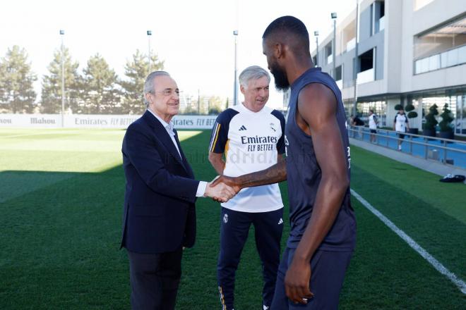 Florentino Pérez saluda a Rudiger en Valdebebas ante la mirada de Ancelotti (Foto: RM).