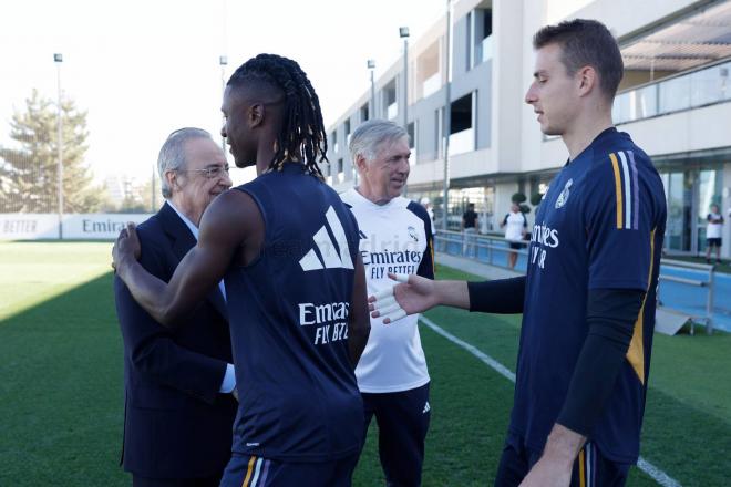 Florentino Pérez saluda a Camavinga y Lunin ante la mirada de Ancelotti (Foto: RM).