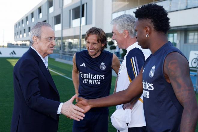 Florentino Pérez saluda a Vinícius en Valdebebas ante las miradas de Ancelotti y Modric (Foto: RM