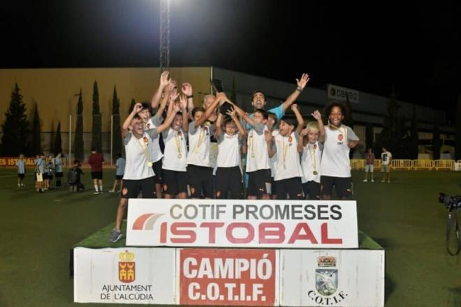 El VCF Alevín se hizo con el título de la COTIF Promeses. (Foto: Valencia CF)