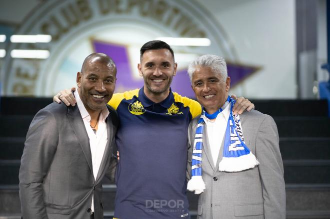 Lucas Pérez junto a Mauro Silva y Bebeto (Foto: RCD)