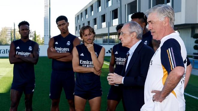 Florentino Pérez habla con los jugadores ante la mirada de Ancelotti, Bellingham y Modric (Foto: R