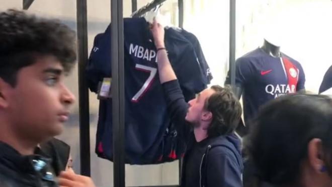 Ilusión entre el madridismo por un vídeo en la tienda del PSG: un trabajador retira camisetas de
