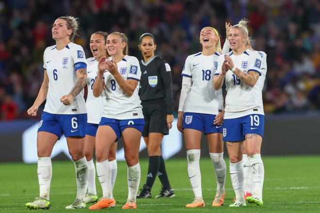 Las jugadoras de Inglaterra celebran uno de los goles en la tanda de penaltis (FOTO: Cordón Press)
