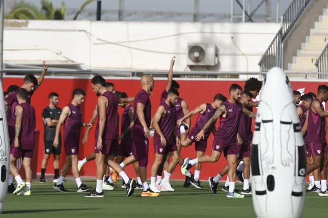 Imagen del entrenamiento del lunes del Sevilla (Foto: Kiko Hurtado).