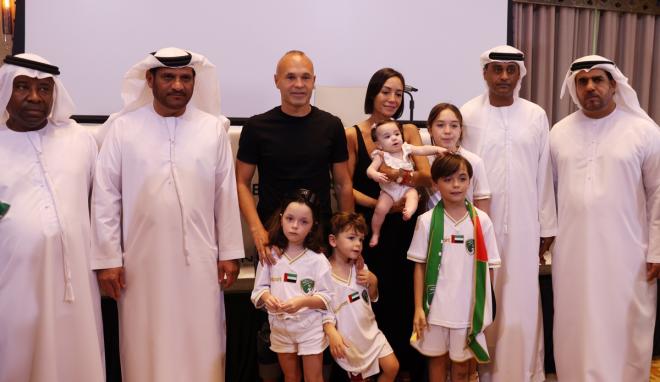 Andrés Iniesta, con su familia en su presentación con el Emirates (Foto: EFE).