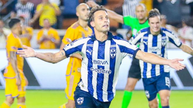 Sergio Canales, celebrando su primer gol con Rayados (@Rayados)