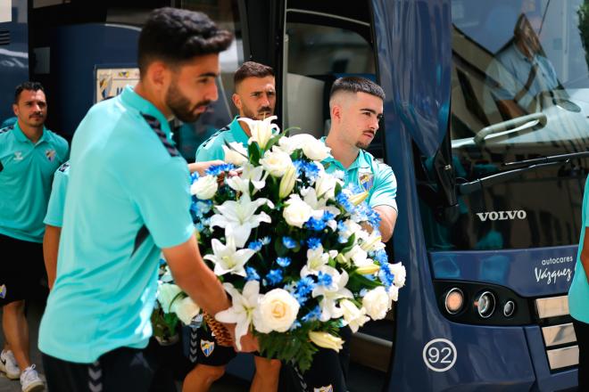 Juande y Ramón portan la ofrenda floral antes de entregarla a la Divina Pastora. (Foto: Málaga CF).