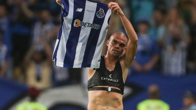 Pepe la vuelve a liar: es expulsado y se marcha mostrando la camiseta a los hinchas del Benfica