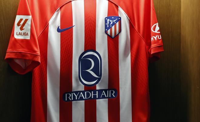 La camiseta del Atlético de Madrid, con el logo de Riyadh Air (Foto: ATM).