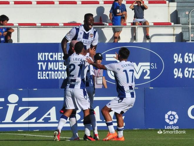 El Levante celebra el gol de Bouldini contra el Amorebieta. (Foto: LaLiga)