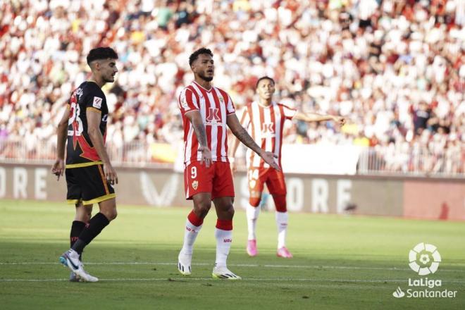 Lance del partido entre Almería y Rayo (Foto: LaLiga).