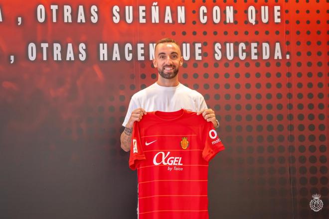 Sergi Darder posa con la camiseta del Mallorca (Foto: RCDM).