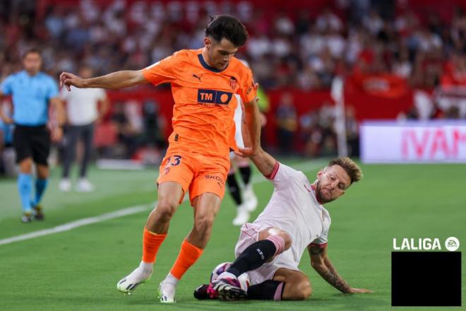 Fran Pérez e Ivan Rakitic, en el último Sevilla FC - Valencia CF.