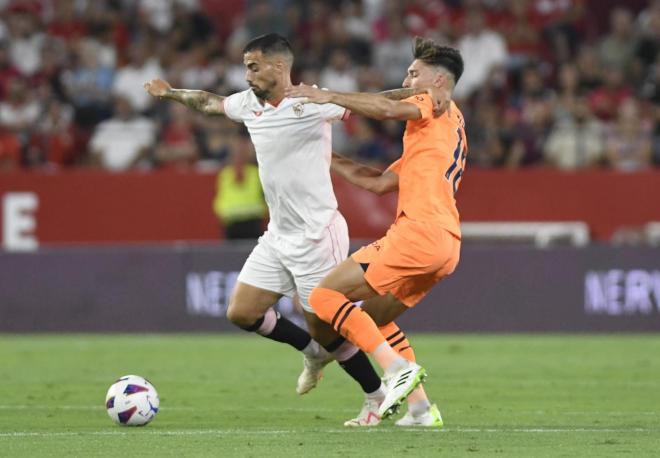 Suso, ante el Valencia (Foto: Kiko Hurtado).