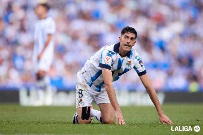 Carlos Fernández se lamenta  de una ocasión fallada en un Real Sociedad - Girona (Foto: LALIGA).