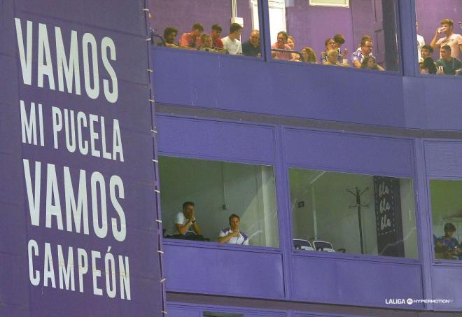 Pezzolano viendo el partido ante el Sporting desde un palco (Foto: LALIGA Santander).