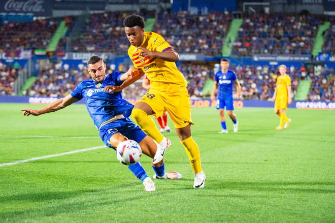 Balde intenta superar a su par en el Getafe-Barcelona. Fuente: Cordon Press.