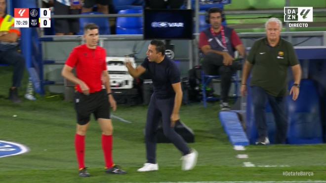 Xavi Hernández protesta ante el cuarto árbitro.
