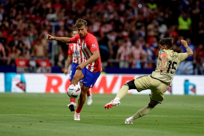 Marcos Llorente busca un pase en el Atlético de Madrid-Granada (Foto: ATM).