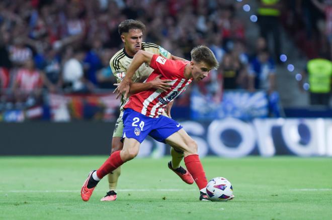 Pablo Barrios protege un balón en el Atlético de Madrid-Granada (Foto: Cordon Press).