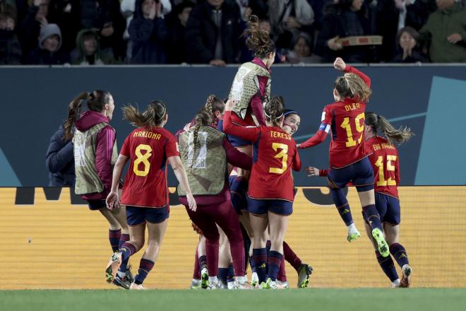 Las jugadoras de España celebran la victoria ante Suecia (FOTO: EFE).