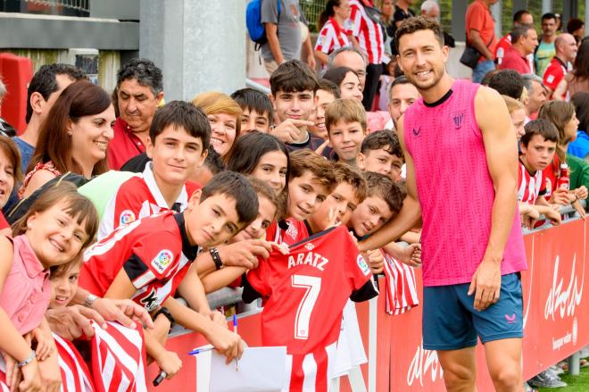 Óscar de Marcos atiende a los niños en Lezama (Foto: Athletic Club).