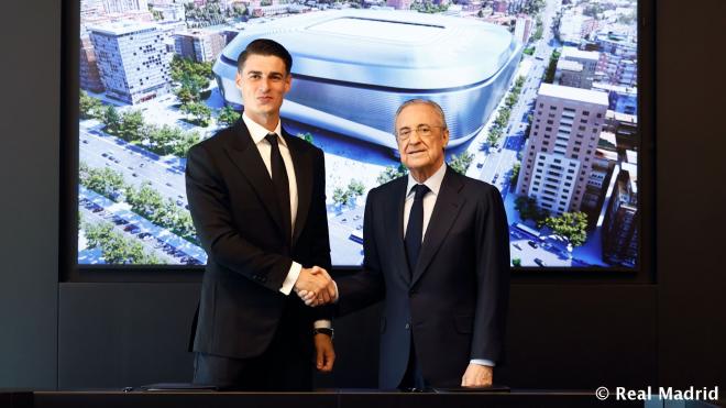 Kepa posa con Florentino Pérez en su presentación con el Real Madrid (Foto: RMCF).