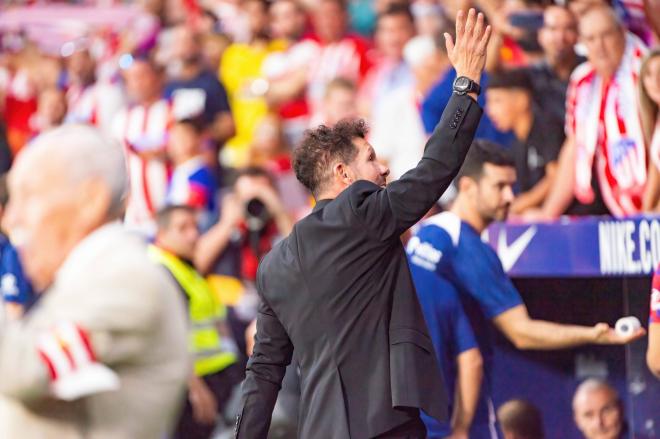 El Cholo Simeone saluda a la afición del Atlético de Madrid (Foto: Cordon Press).