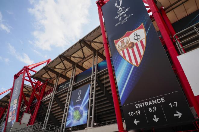 El Sevilla, levantando la Supercopa de Europa.