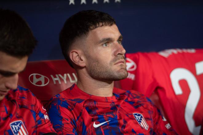 Javi Galán, en el banquillo del Atlético de Madrid (Foto: Cordon Press)