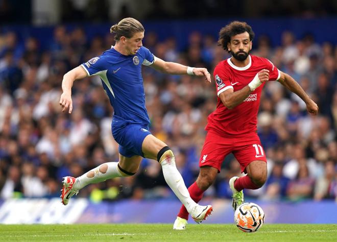 Conor Gallagher ante Salah durante el Chelsea-Liverpool. Fuente: Cordon Press.