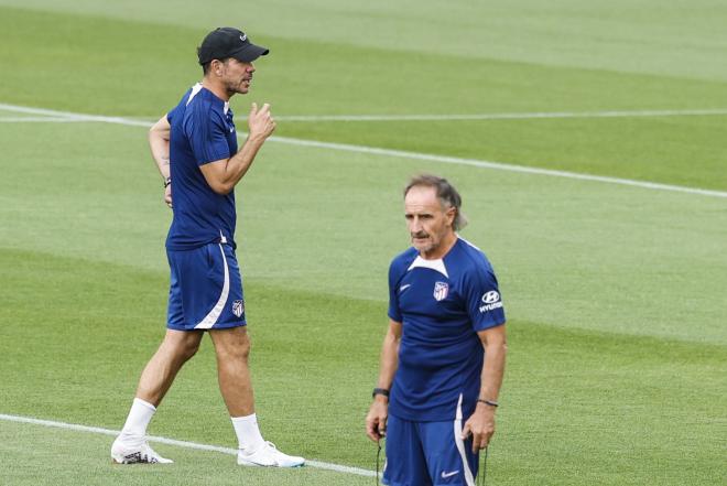 Simeone, junto al Profe Ortega en una sesión del Atlético (Foto: EFE).