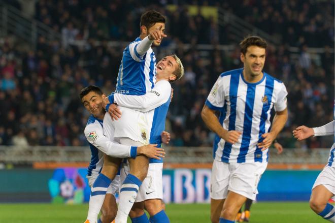 Griezmann y Chory Castro celebran un gol de la Real Sociedad con Carlos Vela (Foto: Cordon Press).