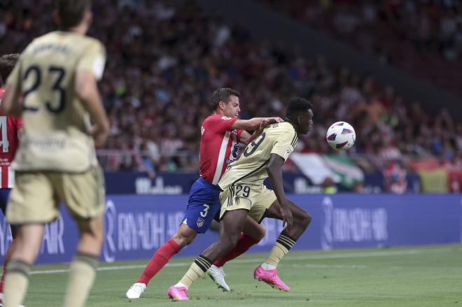 Samu Omorodion pelea un balón con Azpilicueta en el Atlético-Granada (Foto: Cordon Press).
